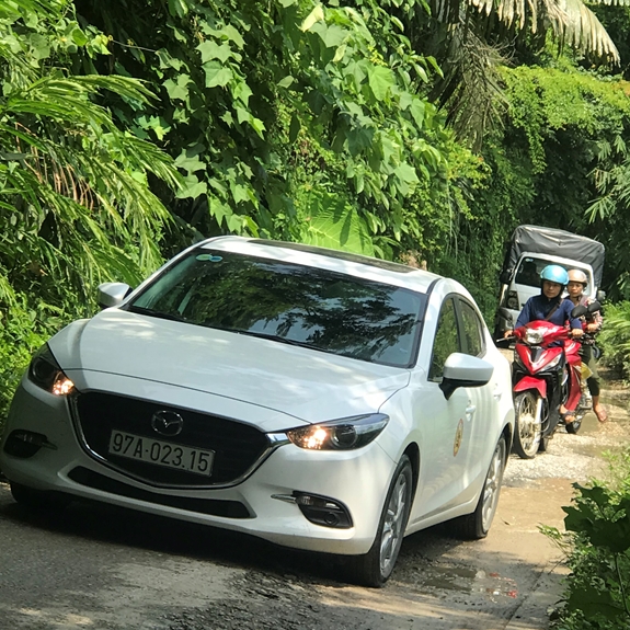 Các phương tiện nối đuôi nhau trên con đường nhỏ, hẹp.